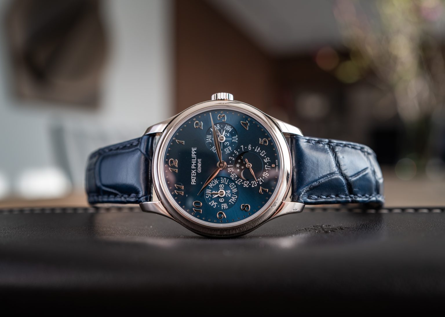Обзор Patek Philippe Perpetual Calendar Ref. 5327G или Тихая роскошь под громким именем